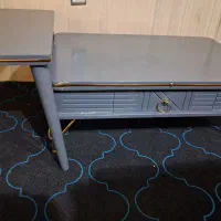 میز جلو مبلی همراه یه دونه عسلی