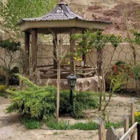 سرایداری و نگهداری از باغ و حیوانات