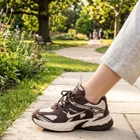 فروشنده در فروشگاه کیف و کفش