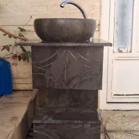 روشویی سنگی به همراه شیر اب و اینه و قاب اینه