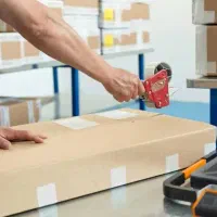 آقای جوان بسته بند و کمک انباردار