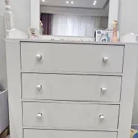 کمد و دراور ۴کشو‌ برند آوید.جنس بدنه چوب و MDF