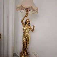 مجسمه کنار سالنی شیک