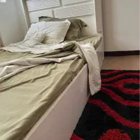 تخت ۱۲۰با تشک رویال همراه قالیچه و میز ارایش