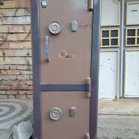یک عدد گاو صندوق و یک عدد فرغون صنعتی