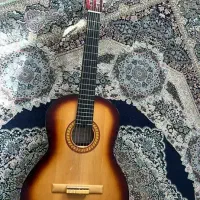 گیتار اسپنیش(کلاسیک) ترک کوچک در پایین گیتار
