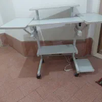 میز کامپیوتر چرخ دار