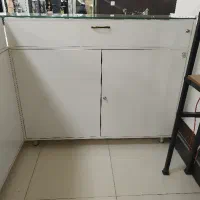 ویترین شیشهای فروشگاهی تمیز دارای کمد وکشو قفلدار|فروشگاه و مغازه|اصفهان, شیخ اشراق|دیوار