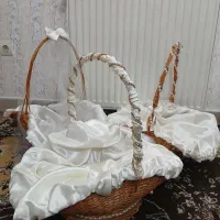 سبد حصیری تزئین شده با ساتن و مرواریدظریف خوشگل