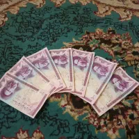 تعدادی پول اسکناس قدیمی