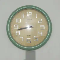 دو عدد ساعت دیواری