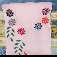 مقداری لباس ب فروش می‌رسد
