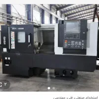 کارگر فنی و مسلط به دستگاه فرز سی ان سی