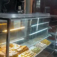 یک عدد ویترین قنادی