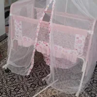 تخت کنار مادر