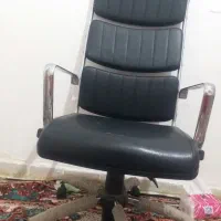 تعدادی صندلی چرخشی