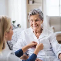 پرستار،مراقب شبانه خانم برای خانم ۸۳ساله