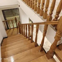 پله چوبی و ستون