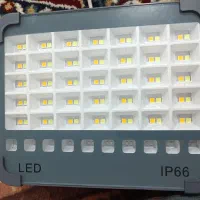 چراغ پروژکتوری خورشیدی شارژی