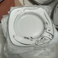 تعدادی ظروف چینی.