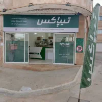 نیروآقا با ماشین برای توزیع بسته‌های پستی