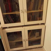 کتابخانه دو طبقه و یک عدد میز کامپیوتر