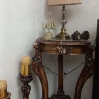 میز کنار سالنی و شمعدان