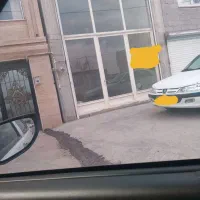 مغازه تجاری بر خیابان