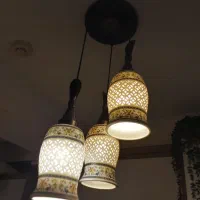 چراغ آویز سه شاخه شیشه‌ای و چوبی، تمیز و در حد نو