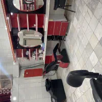 سالن آرایش و زیبایی زنانه با وسایل در مرکز شهر