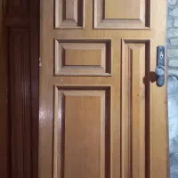 تعداد ۳ عدد درب چوبی وروی ساختمان