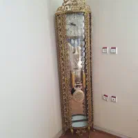 ساعت ایستاده تمام برنز کنار سالنی