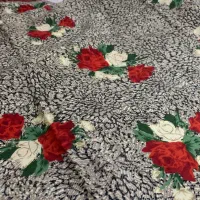 دو قواره پارچه لباسی و سه عدد روسری شالی