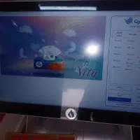 فروشنده خانم یا آقای جوان  با صندوق فروشگاهی