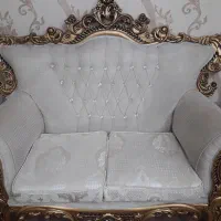 مبلمان  سلطنتی۷ نفره به همراه دوعدد عسلی ومیز وسط