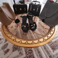 تعدادی کیف و لباس