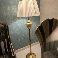 آباژور ایستاده