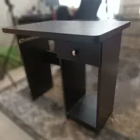 میز تحریر و کامپیوتر