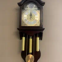 ساعت دیواری چوبی قدیمی