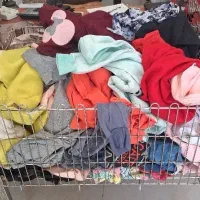 تعداد زیادی لباس نو حراجی مغازه