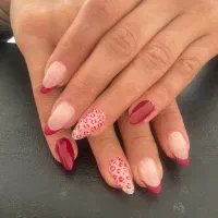 خدمات ناخن درسالن اختصاصی ناخن با قیمت استثنایی