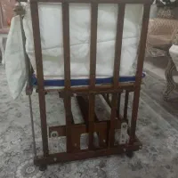 تخت کودک کنار مادر