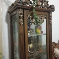 بوفه تزیینی. میز و صندلی اداری