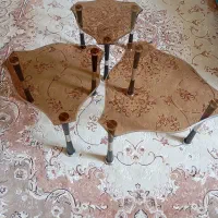 میز شیشه‌ای جلو مبلی و ۳تا عسلی