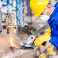کارگر جهت کار در کارگاه آهنگری