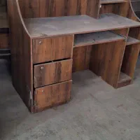 میز تحریر و‌کامپیوتر