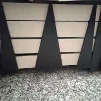 یک عدد صندلی اداری و میز تختخواب پزشکی ومیز جلومبل