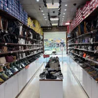 ویترین دکوری و انباری ۳ کاره مغازه کیف و کفشی