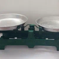 ترازوی دو کفه ای قدیمی چدنی|کلکسیون اشیاء عتیقه|نقده, |دیوار