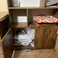 میز و کتابخانه